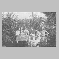 072-0025 Max und Wilhelmine Glass mit Tochter Irmgard 1937 am Kaffeetisch im Garten der Familie.JPG